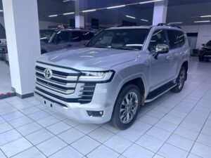 Chivhayo donates Land Cruiser and US$100k cash to Reuben Barwe.